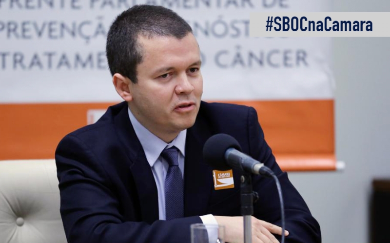 Lucianno Henrique Pereira dos Santos, representante da SBOC na audi&ecirc;ncia p&uacute;blica sobre c&acirc;ncer colorretal