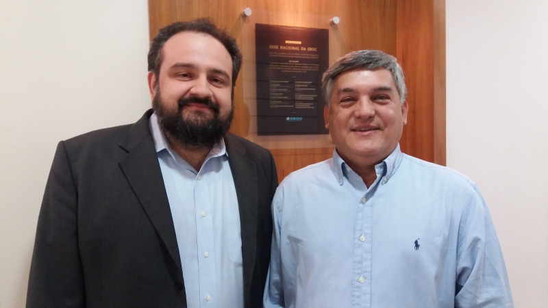 Gustavo Fernandes, presidente da SBOC, e Florentino Cardoso, presidente da AMB, na nova sede da Sociedade Brasileira de Oncologia Cl&iacute;nica, em S&atilde;o Paulo